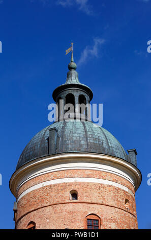 Close-up d'une tour de briques rouges rondes au château Gripsholm contre un ciel bleu. Banque D'Images