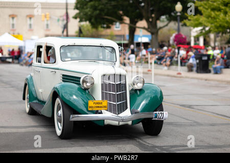 Auburn, Indiana, USA - 9 septembre 2018 l'Auburn Cord Duesenberg Festival, une voiture roulant classique Auburn dans la rue pendant la parade Banque D'Images