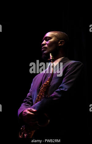 Toni Kofi joue du saxophone alto en tant qu'invité spécial pour Jo Harrop, Scarborough Jazz Festival 2018 Banque D'Images