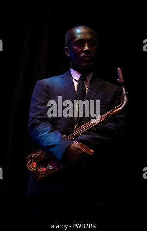 Toni Kofi joue du saxophone alto en tant qu'invité spécial pour Jo Harrop, Scarborough Jazz Festival 2018 Banque D'Images