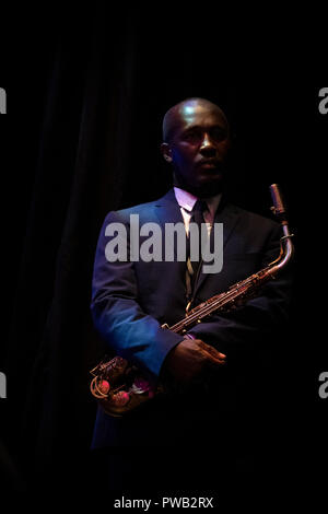 Toni Kofi joue du saxophone alto en tant qu'invité spécial pour Jo Harrop, Scarborough Jazz Festival 2018 Banque D'Images