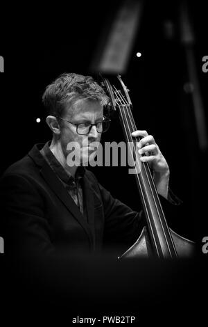 Bassiste de Jazz Adrian Knowles en solo avec 'Atlantic' Crossover Jazz Festival 2018, Scarborough Banque D'Images