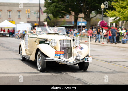 Auburn, Indiana, USA - 9 septembre 2018 l'Auburn Cord Duesenberg Festival, une voiture roulant classique Auburn dans la rue pendant la parade Banque D'Images