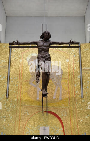 Statue de Jésus Christ crucifié sur une croix par Catherine Green à l'intérieur de la Basilique de la Sainte Trinité au Sanctuaire de Notre-Dame de Fatima, Portugal Banque D'Images