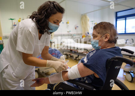 Infirmière de prendre échantillon de sang de patients âgés dans un hôpital Banque D'Images