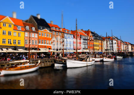 Tilt & Shift photo d'une rangée de maisons colorées au bord de l'eau du canal de Nyhavn à Copenhague, Danemark, Europe Banque D'Images