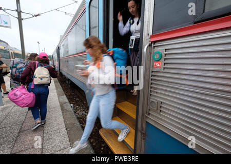 Les passagers de descendre de train sur le quai de la station de chemin de fer Banque D'Images