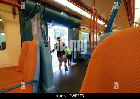 Vieille Femme d'entrer dans un train vide transport Banque D'Images