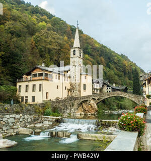 Church \u0026 pont sur rivière Lys à Fontainemore, un village de la Vallée de  Gressoney, dans la région de 'Vallée' SW Italie Photo Stock - Alamy