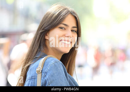 Happy teen sourit à la caméra à marcher dans la rue Banque D'Images