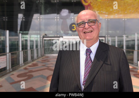 L'embonpoint senior businessman se prélasser autour de l'aéroport de Ban Banque D'Images