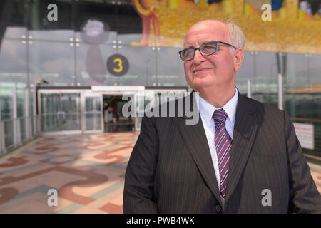 L'embonpoint senior businessman se prélasser autour de l'aéroport de Ban Banque D'Images