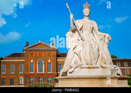 Londres, Royaume-Uni - 14 mai 2018 : Statue de la reine Victoria, en face de Kensington Palace à l'intérieur de Kensinton gardens Banque D'Images