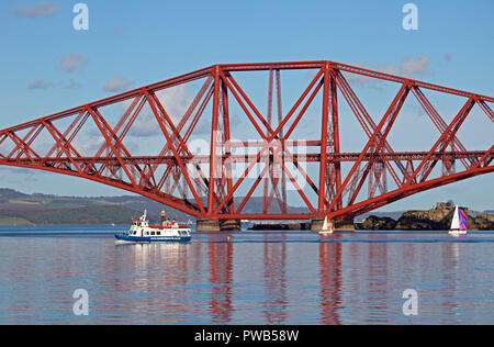 Edinburgh, Ecosse, Royaume-Uni. 14 octobre 2018. Météo France, après un froid matin très nuageux le soleil est apparu en début d'après-midi et à 13° c'était chaud dans le soleil, pas de vent pour aider les équipages des petits bateaux dans l'estuaire de la Forth Forth Rail Bridge mais les touristes sur la femme de chambre de la suite d''une superbe après-midi bateau avait pour la voile. Banque D'Images