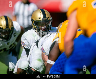 Santa Clara, CA. 13 Oct, 2018. Les Black Knights de l'armée quarterback Kelvin Hopkins Jr. (8) en action au cours de la NCAA football match entre les San Jose State Spartans et les Black Knights de l'armée à Levi's Stadium à Santa Clara, CA. La défaite de l'Armée de San Jose 52-3. Damon Tarver/Cal Sport Media/Alamy Live News Banque D'Images