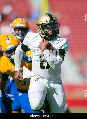 Santa Clara, CA. 13 Oct, 2018. Les Black Knights de l'armée quarterback Kelvin Hopkins Jr. (8) en route pour un touché lors de la NCAA football match entre les San Jose State Spartans et les Black Knights de l'armée à Levi's Stadium à Santa Clara, CA. La défaite de l'Armée de San Jose 52-3. Damon Tarver/Cal Sport Media/Alamy Live News Banque D'Images