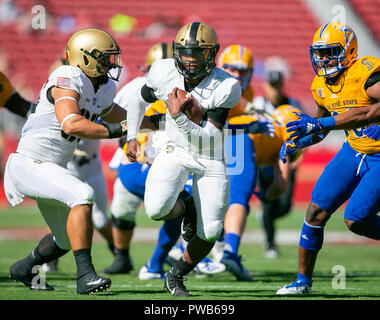 Santa Clara, CA. 13 Oct, 2018. Les Black Knights de l'armée quarterback Kelvin Hopkins Jr. (8) en route pour un touché lors de la NCAA football match entre les San Jose State Spartans et les Black Knights de l'armée à Levi's Stadium à Santa Clara, CA. La défaite de l'Armée de San Jose 52-3. Damon Tarver/Cal Sport Media/Alamy Live News Banque D'Images