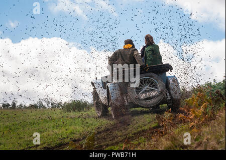 Mcg Whitton, près de Knighton, Powys, Wales, UK. 14 octobre, 2018. L'essai gallois du Vintage Sports-Car Club a eu lieu à la mi-pays de Galles depuis 1939. Les voitures sont à escalader des pistes boueuses, avec les passagers rebondisse pour donner plus de traction. Une Delage 1928 DR70 la boue qu'il a réussi à pulvériser atteint le sommet de la colline Crédit : Alex Ramsay/Alamy Live News Banque D'Images