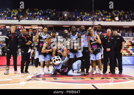 Londres, Royaume-Uni. 14Th Oct, 2018. L'équipe de Surrey Scorchers sur winner's présentation pendant l'British Basketball - ALL STARS 2018 de basket-ball à Copper Box Arena le dimanche, 14 octobre 2018. Londres en Angleterre. (Usage éditorial uniquement, licence requise pour un usage commercial. Aucune utilisation de pari, de jeux ou d'un seul club/ligue/dvd publications.) Crédit : Taka Wu/Alamy Live News Banque D'Images