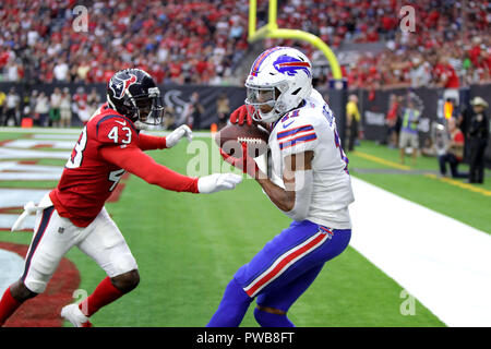 Houston, Texas, USA. 14Th Oct, 2018. Buffalo Bills wide receiver Zay Jones (11) capture un laissez passer pour un touché tout en Shareece Houston Texans Wright (43) défend au cours du quatrième trimestre de la saison régulière de la NFL entre le jeu et Houston Texans les Bills de Buffalo à NRG Stadium à Houston, TX, le 14 octobre 2018. Houston a gagné, 20-13. Crédit : Erik Williams/ZUMA/Alamy Fil Live News Banque D'Images