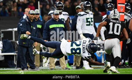 Londres, Royaume-Uni. 14 octobre 2018. Justin évoluait Coleman (28) de Seattle s'attaque américain Seth Roberts (10) d'Oakland. Seattle Seahawks à Oakland Raiders NFL match au stade de Wembley, le premier de la NFL Londres 2018 jeux. Score final Seahawks 27 Raiders 3. Crédit : Stephen Chung / Alamy Live News Banque D'Images