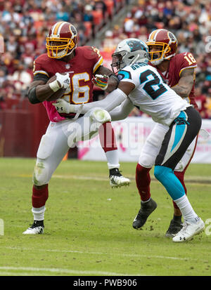 Redskins de Washington d'utiliser de nouveau Adrian Peterson (26) passe par une tentative de s'attaquer par James Bradberry évoluait Carolina Panthers (24) dans le quatrième trimestre l'action au FedEx Field à Landover, Maryland. Le blocage pour Peterson à la droite est Redskins de Washington le receveur Josh Doctson (18 octobre) sur 2018. Les Redskins a gagné le match 23 - 17. Credit : Ron Sachs/CNP | conditions dans le monde entier : dpa Crédit photo alliance/Alamy Live News Banque D'Images