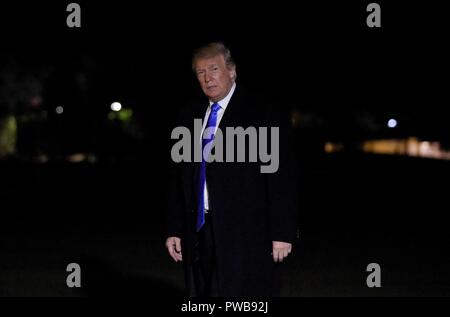 Washington, États-Unis d'Amérique. 13 Oct, 2018. Le Président des Etats-Unis, Donald J. Trump arrive de retour à la Maison Blanche à Washington, DC, après un rassemblement à Richmond, Kentucky, le 13 octobre 2018. Crédit : Olivier Douliery/Piscine via CNP | Conditions de crédit dans le monde entier : dpa/Alamy Live News Banque D'Images