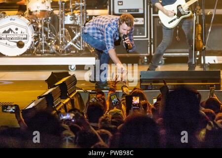 San Diego, Californie, USA. 12 octobre, 2018. DIERKS BENTLEY lors du spectacle "La Grande Montagne Tour 2018" à l'Amphithéâtre de l'entreprise de matelas, à Chula Vista, Californie le 12 octobre 2018 Credit : Marissa Carter/ZUMA/Alamy Fil Live News Banque D'Images