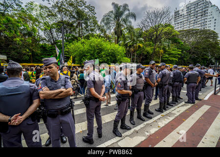 14 octobre 2018 - SÃ£o Paulo, SÃ£o Paulo, Brésil - Sao Paulo SP, SP 14/10/2018 Brésil-ÉLECTION-manifestation--BOLSONARO-HADDAD : les partisans de l'Bolsonaro Jaďr, législateur, l'extrême droite et candidat à la présidence du Parti Social Libéral (PSL) et les partisans de Fernando Haddad, candidat à la présidence du Brésil de gauche du Parti des travailleurs (PT), aattend une manifestation à Sao Paulo, Brésil, 14 octobre 2018. Credit : Cris Faga/ZUMA/Alamy Fil Live News Banque D'Images