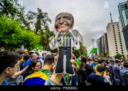 14 octobre 2018 - SÃ£o Paulo, SÃ£o Paulo, Brésil - Sao Paulo SP, SP 14/10/2018 Brésil-ÉLECTION-manifestation--BOLSONARO-HADDAD : les partisans de l'Bolsonaro Jaďr, législateur, l'extrême droite et candidat à la présidence du Parti Social Libéral (PSL) et les partisans de Fernando Haddad, candidat à la présidence du Brésil de gauche du Parti des travailleurs (PT), aattend une manifestation à Sao Paulo, Brésil, 14 octobre 2018. Credit : Cris Faga/ZUMA/Alamy Fil Live News Banque D'Images