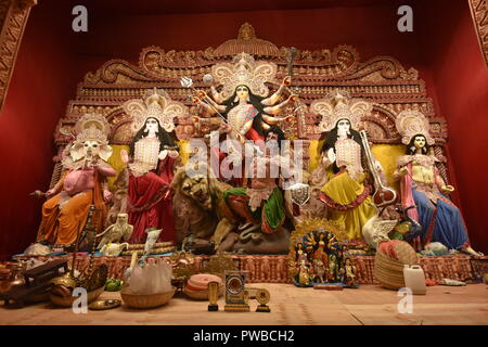 Kolkata, Inde. 15 octobre, 2018. Durga communautaire par l'installation d'idole Singhi Park. Le culte de la Déesse Durga en automne est la plus grande fête hindoue multi-annuel festival du nord-est de l'Inde. Credit : Biswarup Ganguly/Alamy Live News Banque D'Images