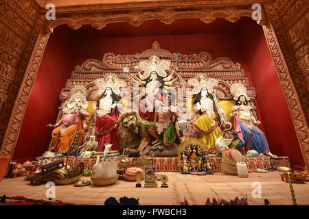 Kolkata, Inde. 15 octobre, 2018. Durga communautaire par l'installation d'idole Singhi Park. Le culte de la Déesse Durga en automne est la plus grande fête hindoue multi-annuel festival du nord-est de l'Inde. Credit : Biswarup Ganguly/Alamy Live News Banque D'Images