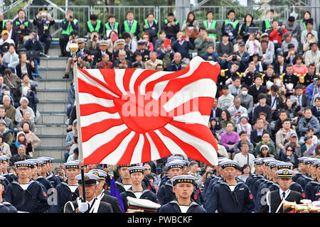 Asaka, Japon. 14Th Oct, 2018. Les membres des Forces maritimes d'autodéfense restent debout pendant la Journée des Forces canadiennes au Camp Asaka dans Asaka, Saitama-Prefecture, au Japon le 14 octobre 2018. Credit : AFLO/Alamy Live News Banque D'Images