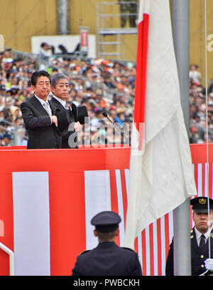 Asaka, Japon. 14Th Oct, 2018. Le Premier ministre japonais Shinzo Abe salue durant la Journée des Forces d'autodéfense au Camp Asaka dans Asaka, Saitama-Prefecture, au Japon le 14 octobre 2018. Credit : AFLO/Alamy Live News Banque D'Images
