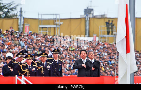 Asaka, Japon. 14Th Oct, 2018. Le Premier ministre japonais Shinzo Abe salue durant la Journée des Forces d'autodéfense au Camp Asaka dans Asaka, Saitama-Prefecture, au Japon le 14 octobre 2018. Credit : AFLO/Alamy Live News Banque D'Images
