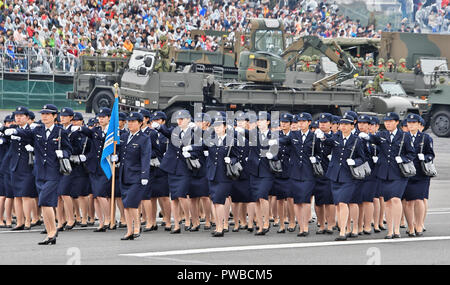 Asaka, Japon. 14Th Oct, 2018. Membres de Japan Air Self-Defense Force mars pendant la Journée des Forces d'autodéfense au Camp Asaka dans Asaka, Saitama-Prefecture, au Japon le 14 octobre 2018. Credit : AFLO/Alamy Live News Banque D'Images