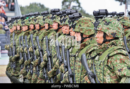 Asaka, Japon. 14Th Oct, 2018. Les membres des Forces d'autodéfense du Japon Sol mars pendant la Journée des Forces d'autodéfense au Camp Asaka dans Asaka, Saitama-Prefecture, au Japon le 14 octobre 2018. Credit : AFLO/Alamy Live News Banque D'Images