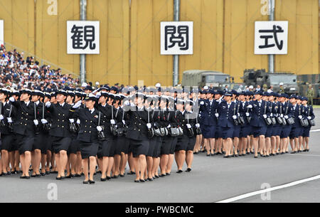 Asaka, Japon. 14Th Oct, 2018. Membres du Japon et de l'Air Maritime autodéfense Autodéfense mars pendant la Journée des Forces canadiennes au Camp Asaka dans Asaka, Saitama-Prefecture, au Japon le 14 octobre 2018. Credit : AFLO/Alamy Live News Banque D'Images