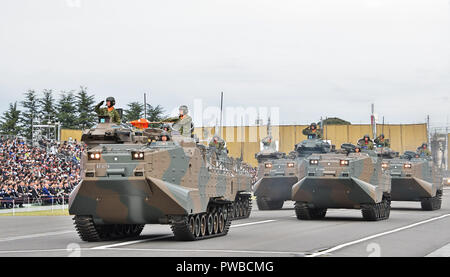 Asaka, Japon. 14Th Oct, 2018. La masse du Japon d'Autodéfense AAV7 (modèle de véhicule amphibie assaut7) au cours d'entraînement de l'Autodéfense de la Journée des Forces canadiennes au Camp Asaka dans Asaka, Saitama-Prefecture, au Japon le 14 octobre 2018. Credit : AFLO/Alamy Live News Banque D'Images