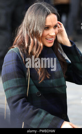 Mme Meghan Markle arrivent à l'Esplanade en face de l'Edinburgh Castle à Édimbourg, le 13 février 2018, sur leur visite conjointe de l'Écosse Photo : Albert Nieboer/Pays-Bas/Point de vue - PAS DE SERVICE DE FIL - Photo : Albert Nieboer/RoyalPress/dpa | conditions dans le monde entier Banque D'Images