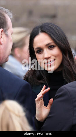 Mme Meghan Markle arrivent à l'Esplanade en face de l'Edinburgh Castle à Édimbourg, le 13 février 2018, sur leur visite conjointe de l'Écosse Photo : Albert Nieboer/Pays-Bas/Point de vue - PAS DE SERVICE DE FIL - Photo : Albert Nieboer/RoyalPress/dpa | conditions dans le monde entier Banque D'Images