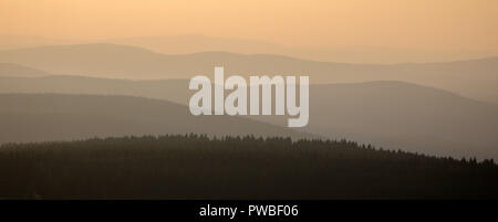 Oberwiesenthal, Saxe. 14Th Oct, 2018. Le soleil du soir éclaire les crêtes de l'Westerzgebirge. Crédit : Jan Woitas/dpa-Zentralbild/dpa/Alamy Live News Banque D'Images