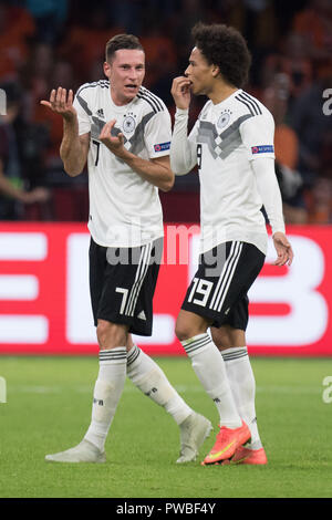 Jérôme BOATENG (gauche, GER) et Leroy SANE (GER) discuter après la fin de la partie, de discussion, parler, parler, frustrée, frustrée, frustratedet, déçu, déçu, déçu, déçu, figure d'ensemble, à la verticale, le geste, le geste, football, Ligue des Nations Unies Laenderspiel, Pays-Bas (NED) - Allemagne (GER) 3 : 0, le 13.10.2018 dans l'Arène de Johan Cruyff à Amsterdam/Pays-Bas. ¬ | conditions dans le monde entier Banque D'Images