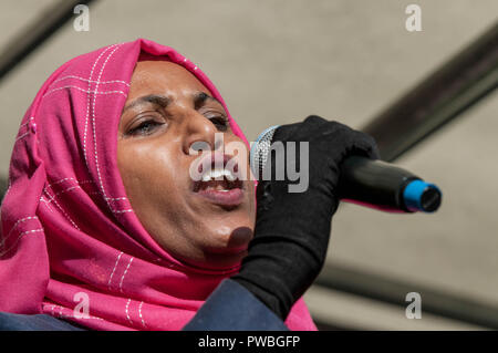 London, Greater London, UK. 13 Oct, 2018. Rakhia Ismail, Conseiller municipal d'Islington parle lors de la démo compteur anti-raciste à Londres.contre-manifestation organisée par United contre le racisme et l'islamophobie, de syndicats et d'affronter le racisme a défilé de vieux palais de Whitehall de cour dans une tentative de bloquer la route de Football Alliance Démocratique Lads (CDCPPS) mars à Londres. Au cours de la contre-manifestation, il y a eu des partisans CDCPPS où a tenté de se rapprocher de la manifestants anti-racistes, qui ont été contrôlés par la police. (Crédit Image : © Andres Pantoja Images/SOPA Banque D'Images