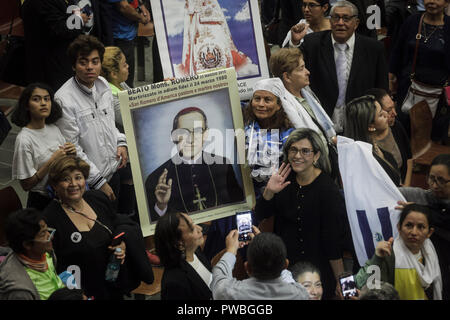 Cité du Vatican, Vatican. 15 octobre, 2018. Pèlerins de El Salvador tenir un poster de l'archevêque salvadorien Oscar Romero au cours d'une audience avec le Pape François pour les gens d'El Salvador en Salle Paul VI. Le pape François le dimanche canonisée le Salvadorien martyre l'archevêque Oscar Romero, l'un des plus importants et contesté la figure du 20e siècle l'Église catholique. Credit : Giuseppe Ciccia/Alamy Live News Banque D'Images