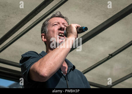 Peter Kavanagh de Unite the Union - London & Secrétaire Régional de l'est la parole à un démo compteur anti-raciste à Londres. Contre-manifestation organisée par United contre le racisme et l'islamophobie, de syndicats et d'affronter le racisme a défilé de vieux palais de Whitehall de cour dans une tentative de bloquer la route de Football Alliance Démocratique Lads (CDCPPS) mars à Londres. Au cours de la contre-manifestation, il y a eu des partisans CDCPPS où a tenté de se rapprocher de la manifestants anti-racistes, qui ont été contrôlés par la police. Banque D'Images