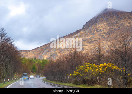 Route menant vers les cinq sœurs de Kintail en partie dans les nuages, à l'ouest des Highlands, Ecosse, Royaume-Uni Banque D'Images