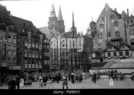 Les Allemands autour de l'Am Brunnen belle fontaine dans la place Hauptmarkt. Nuremberg, Bavière, Allemagne pour l'Allemagne Nazi NSDAP de Nuremberg 1936 Parade au rallye sol 10 Septembre 1936 Banque D'Images