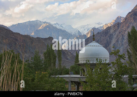 En vertu de la mosquée Karakorams dans le village de Balti, Turtuk La Vallée de Nubra, Ladakh, Inde. Anciennement le Pakistan, l'Inde a pris le village de la bo 1971 Banque D'Images