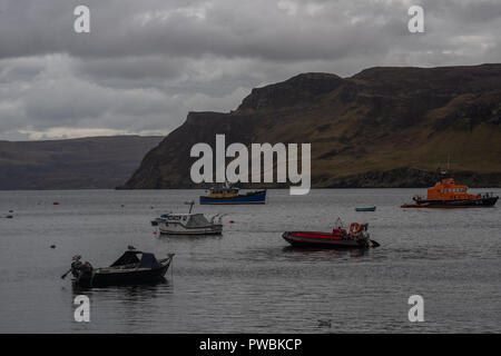 Les bateaux et les navires dans le vieux port de Portree, Isle of Skye, Scotland, United Kingdom Banque D'Images